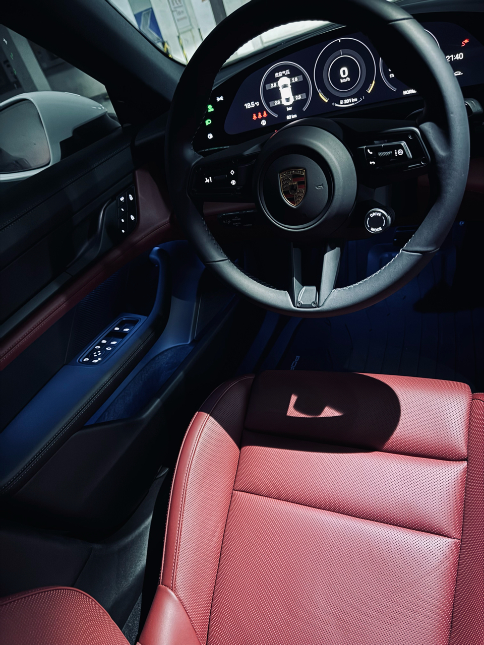 保时捷 taycan 提车作业.