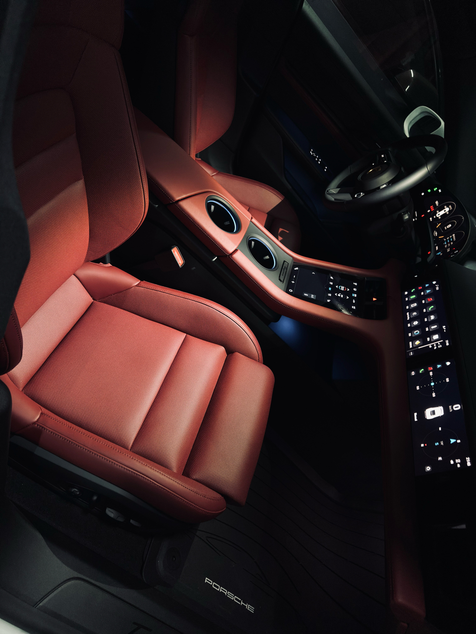 保时捷 taycan 提车作业.