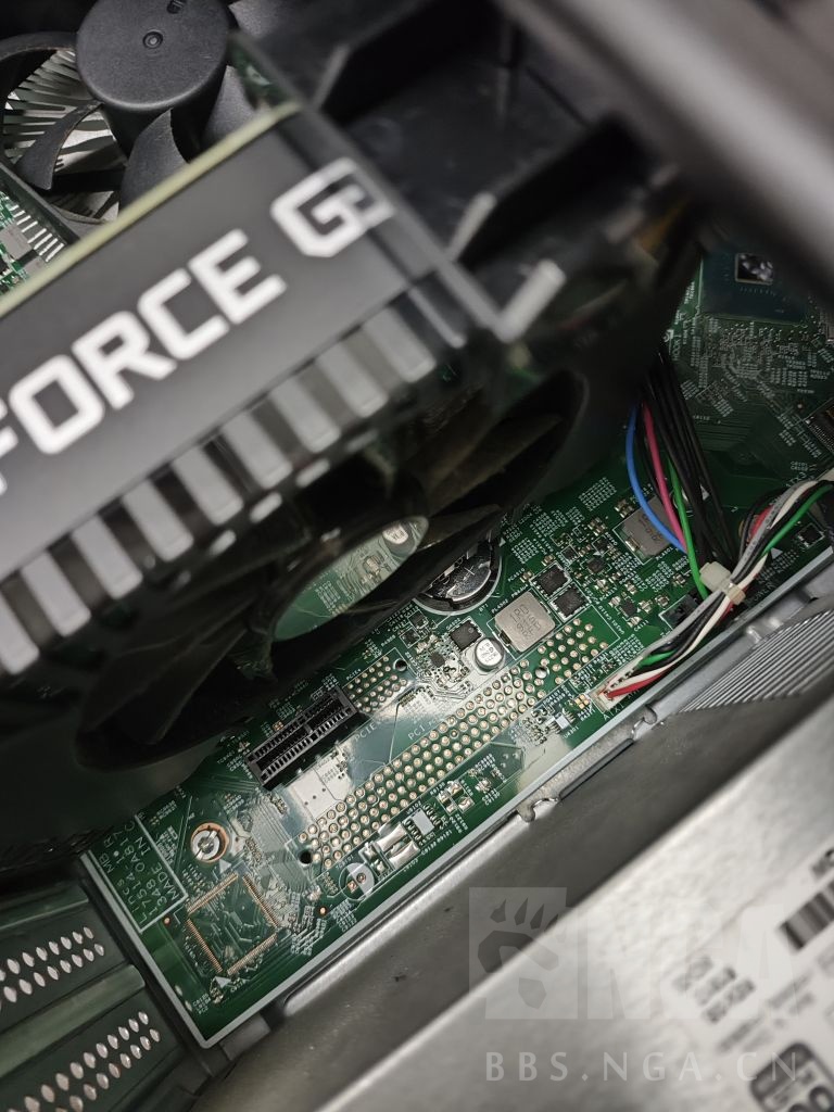 [硬件求助] 新手求助,这个显卡卡扣要怎么操作才能把显卡拆出来