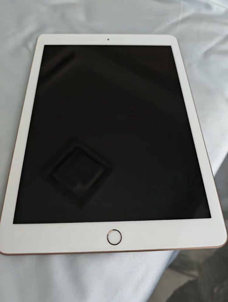 ipad2018,32g内存.机身无磕碰,屏幕无划痕 单机有原购买记录