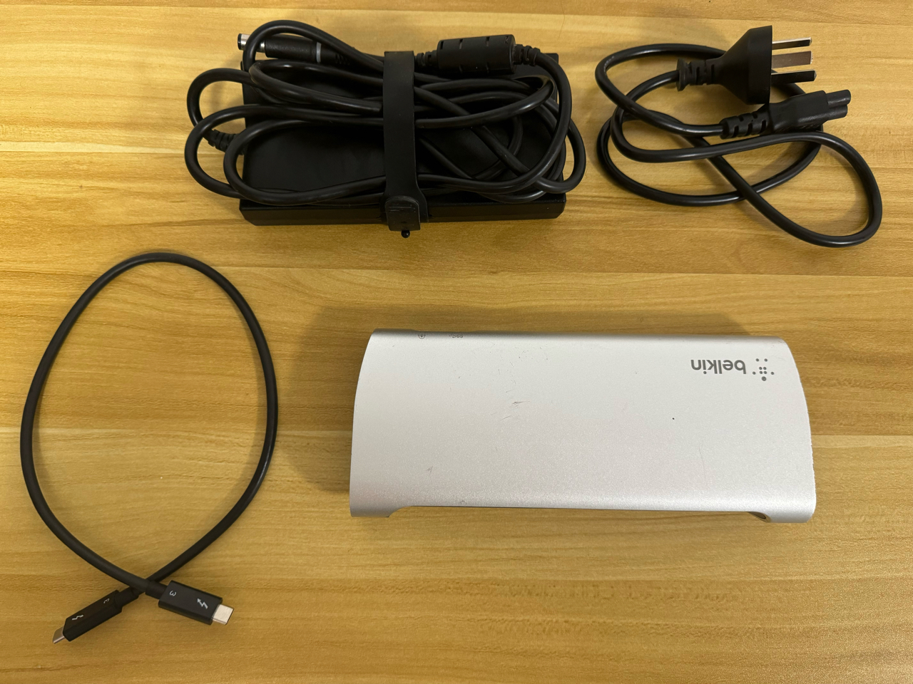 出macbook air 2020款m1 8 256g和贝尔金雷电3扩展坞