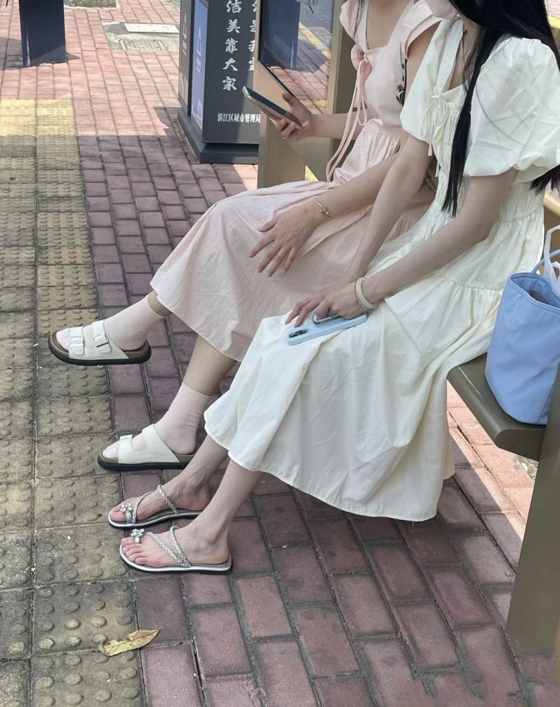 女生拖鞋穿搭,这两个大家更喜欢哪种?