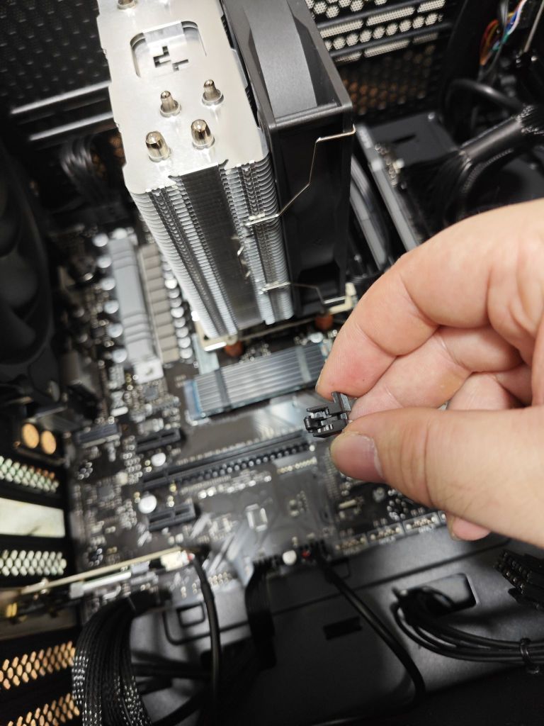 显卡插槽的这玩意掉了是废了吗?显卡还能装吗