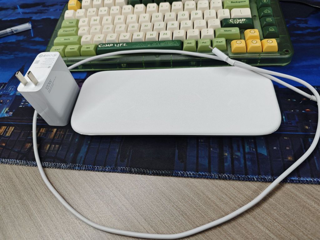 出120w小米无线充电板,输出功率60w,起码95新,支持三台设备同时充电