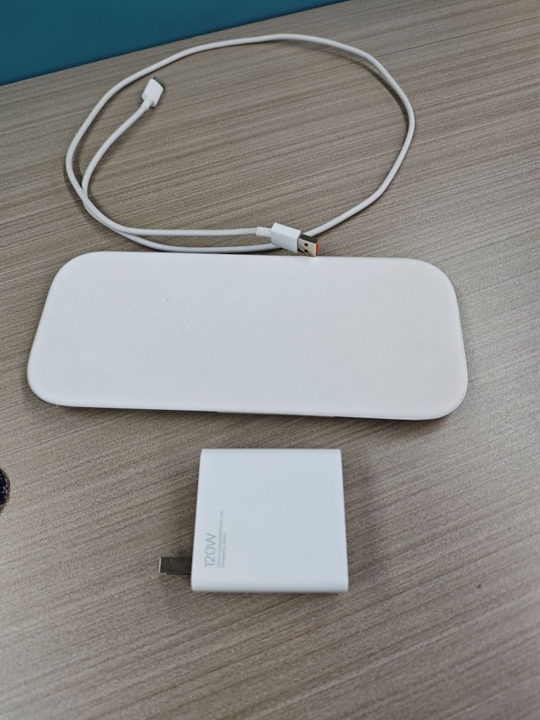 出120w小米无线充电板,输出功率60w,起码95新,支持三台设备同时充电