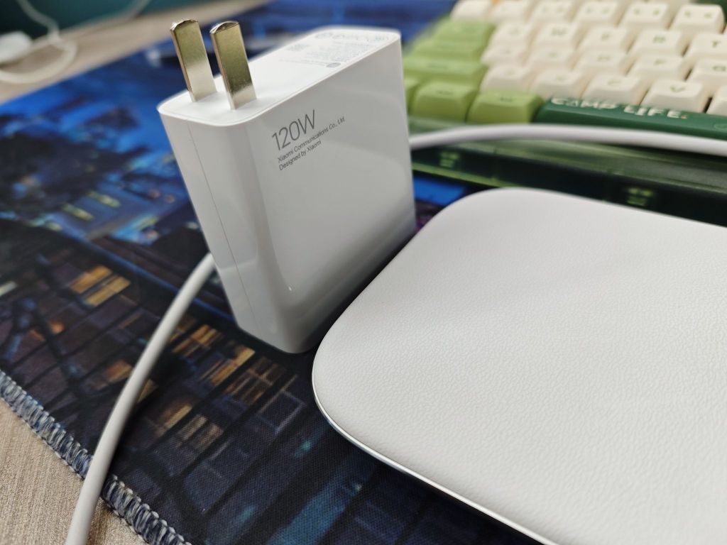 出120w小米无线充电板,输出功率60w,起码95新,支持三台设备同时充电