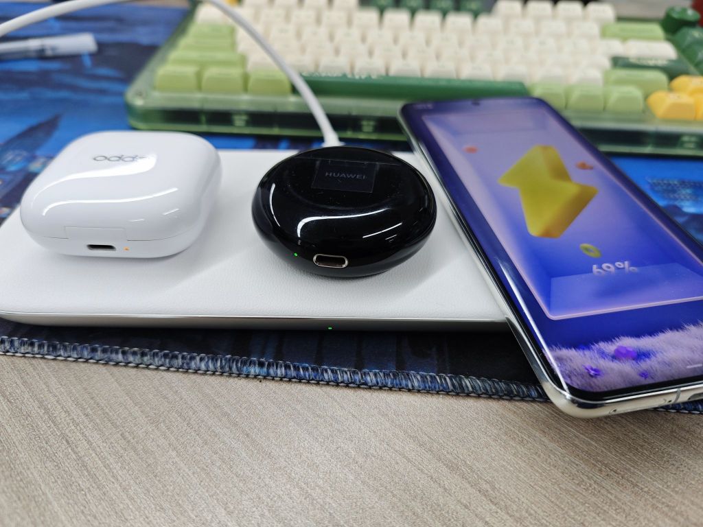 出120w小米无线充电板,输出功率60w,起码95新,支持三台设备同时充电