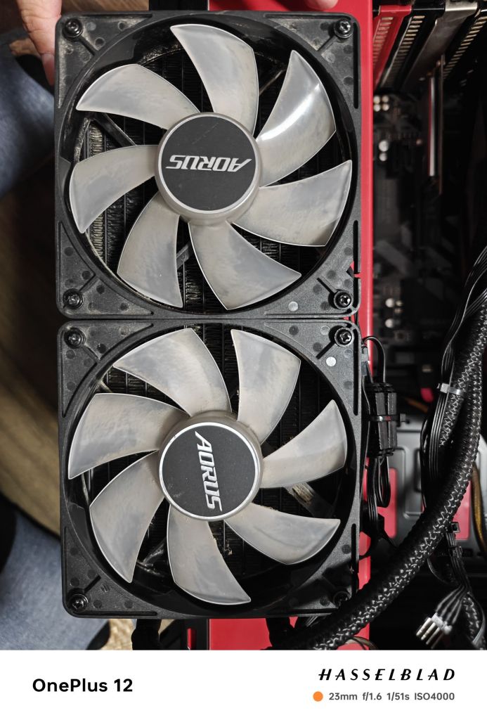 刚在论坛收了个技嘉水雕2080ti,求教水冷部分如何才能固定在侧板上