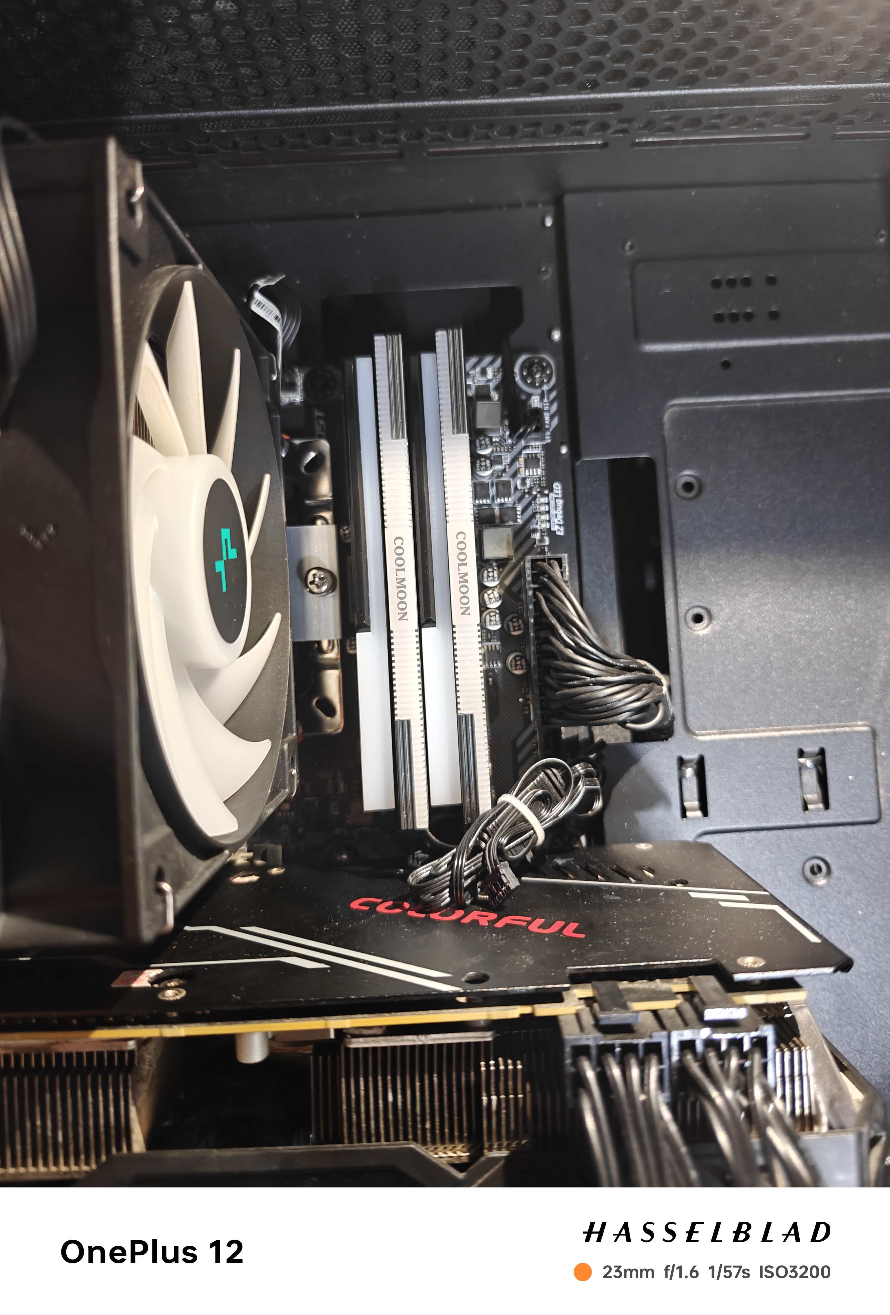 加装内存条 挨这么近正常嘛 还有这个马甲的灯线这样放着不接有没关系