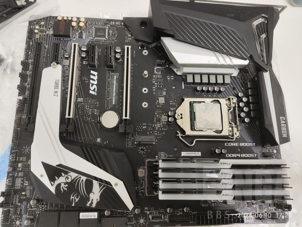 自用微星暗黑z390大板 9700k 8g*4 3200幻光戟板u套装 1200 主板没有