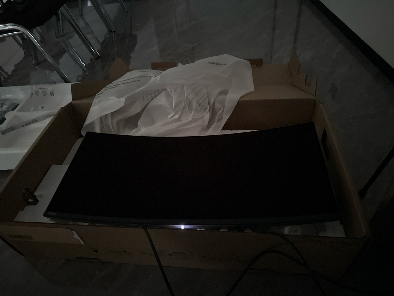 漏光黑色纯色 关灯看黑得纯不纯是吧?坏点是不是看纯色下不