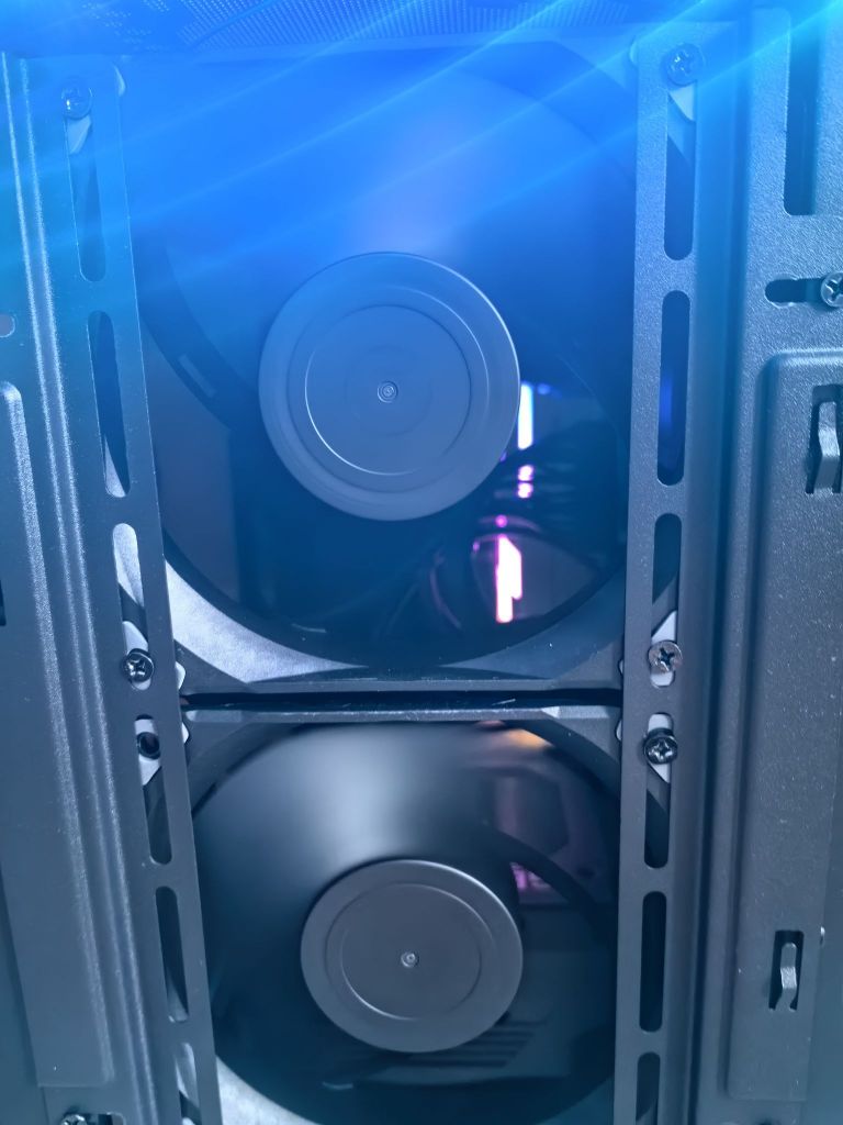 电脑机箱前置风扇声音很大有啥办法没