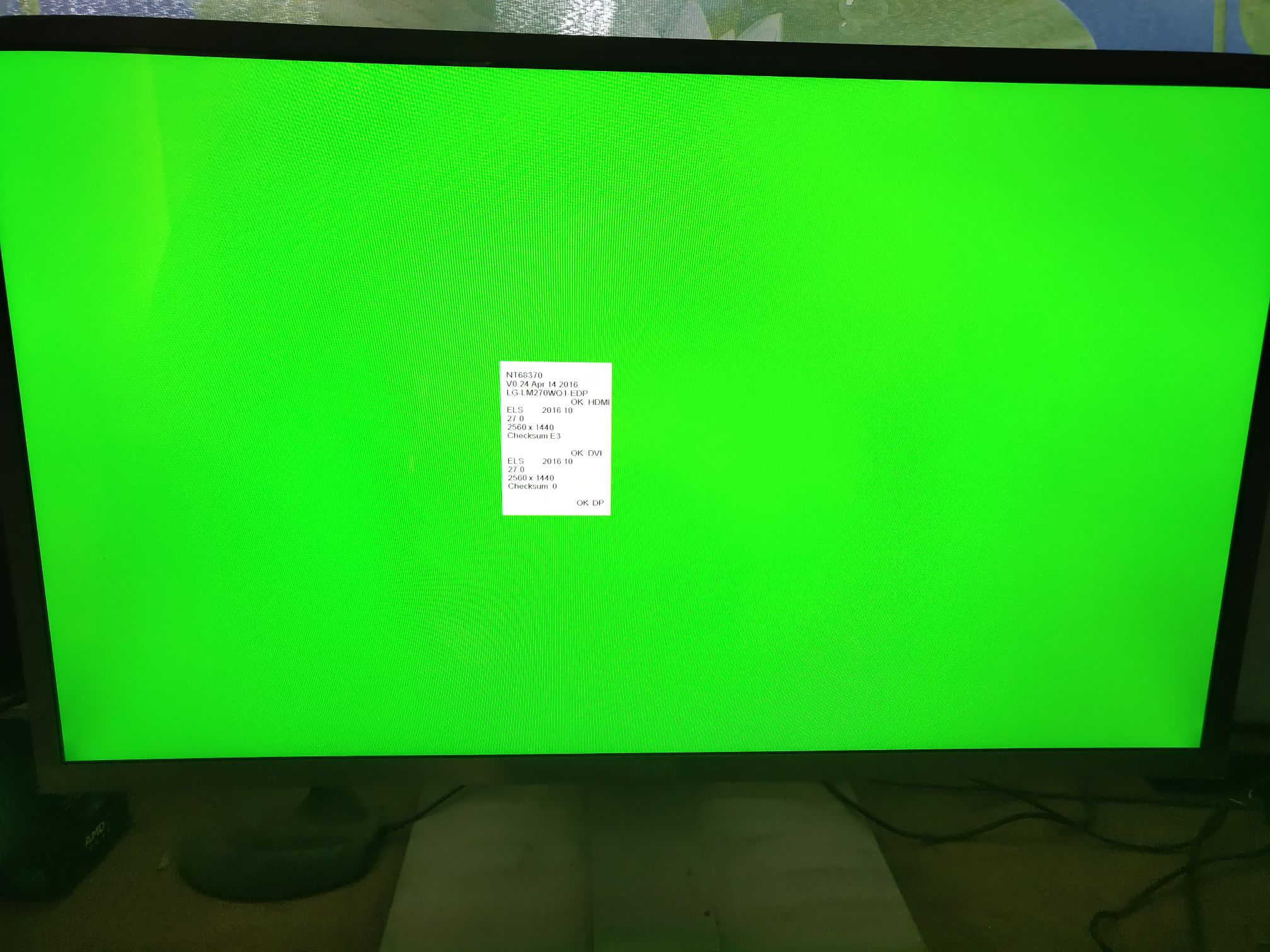 显示器会自己启动各种颜色来回变，屏幕上有个参数框一直飘来飘去